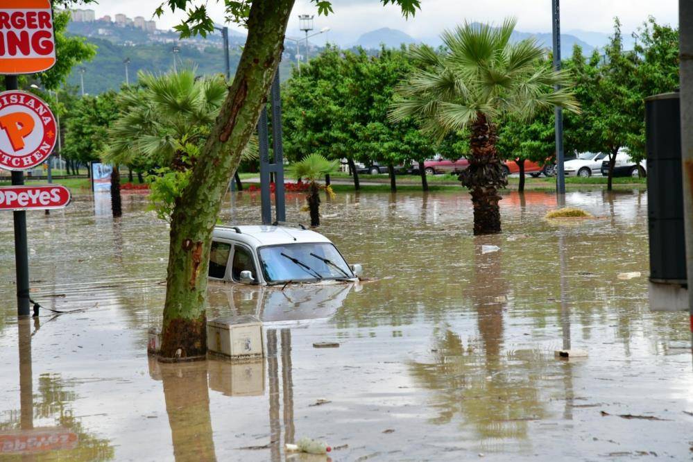 Sel suları Trabzon’u vurdu! Toklu deresi taştı, eski devlet sahil yolu Venedik’e döndü 37